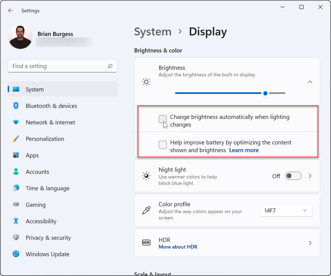 Stäng av eller hantera automatisk ljusstyrka i Windows 11
