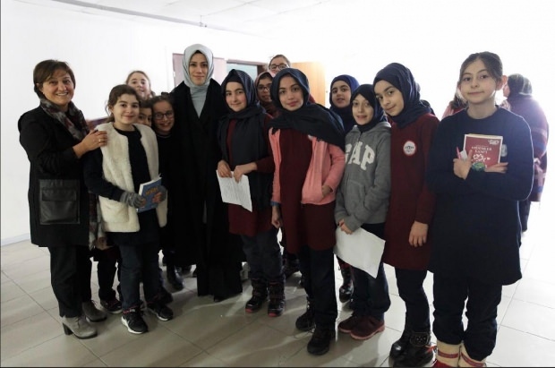 Esra Albayrak vid Visionary Goals for Girls-projektet badge ceremoni!