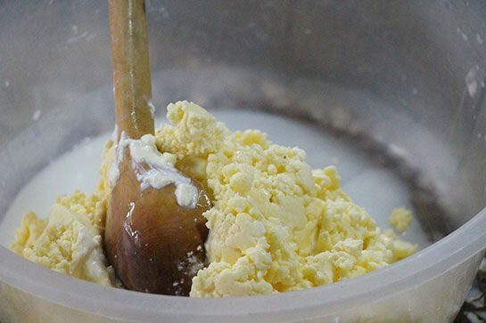 Hur man gör smör från rå mjölk