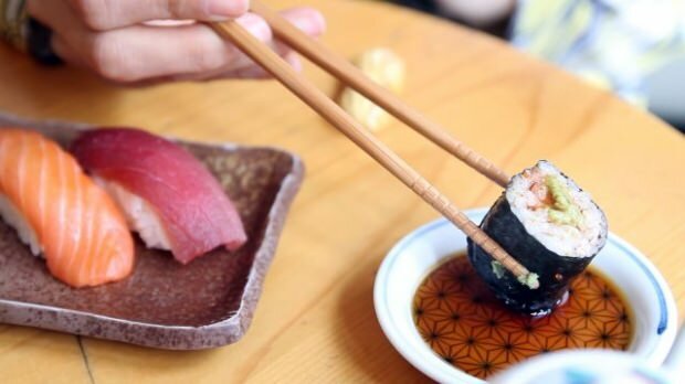 Hur man äter sushi? Hur gör jag sushi hemma? Vad är tricksen med sushi?