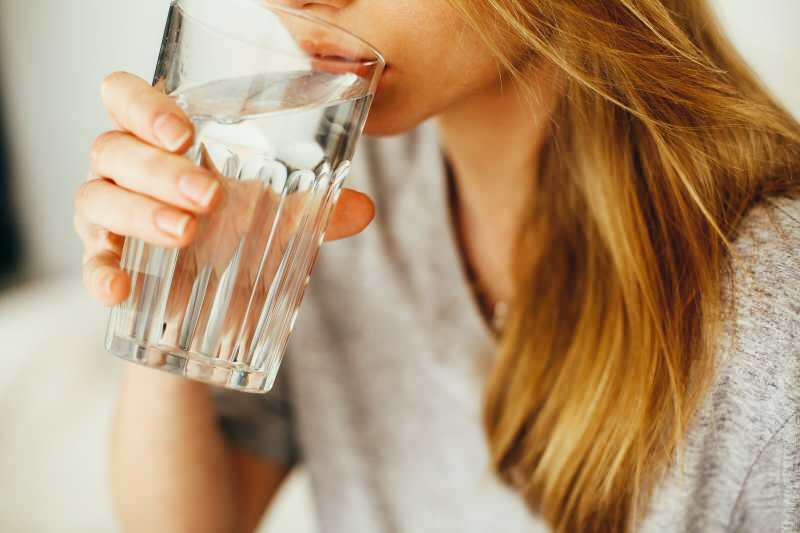 Hur går man ner i vikt genom att dricka vatten? Vattendiet som försvagas 7 kilo på en vecka! Om du dricker vatten på tom mage ...