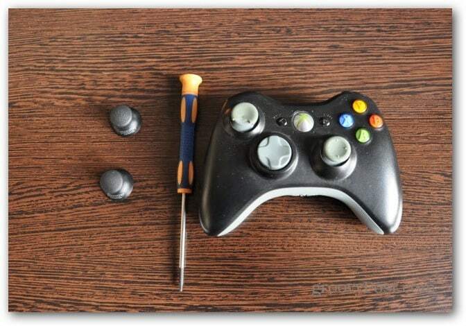 Byt Xbox 360-kontroller analoga tumsticks innan