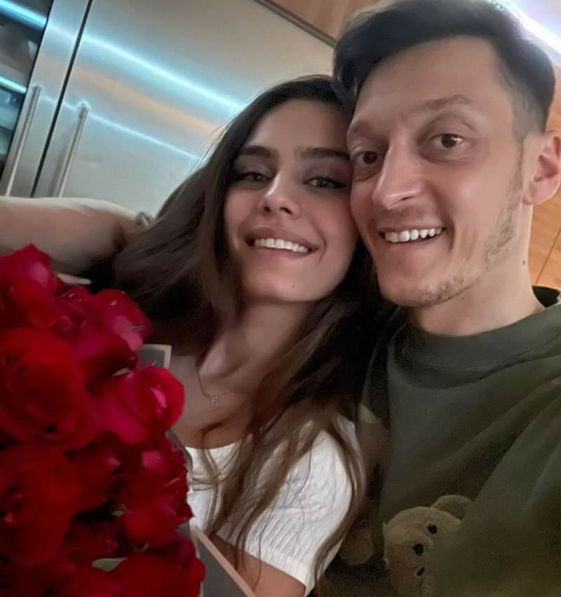 Ett romantiskt meddelande från Mesut Özil till sin fru Amine Gülşe: "För att du alltid är med mig ..."