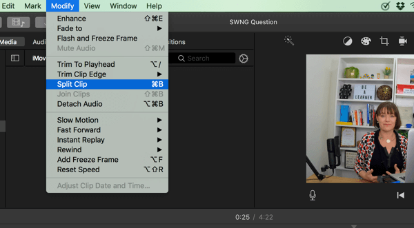 I iMovie, dela upp din video i segment genom att välja Ändra> Dela klipp.