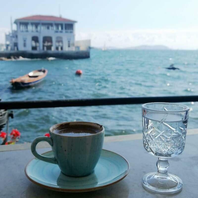 Njuter av Gardens Of Garbo turkiskt kaffe 