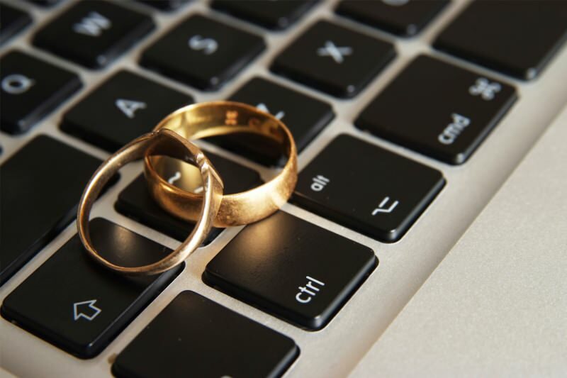 Finns det ett äktenskap genom att träffas på internet? Är det tillåtet att träffas på sociala medier och gifta sig?