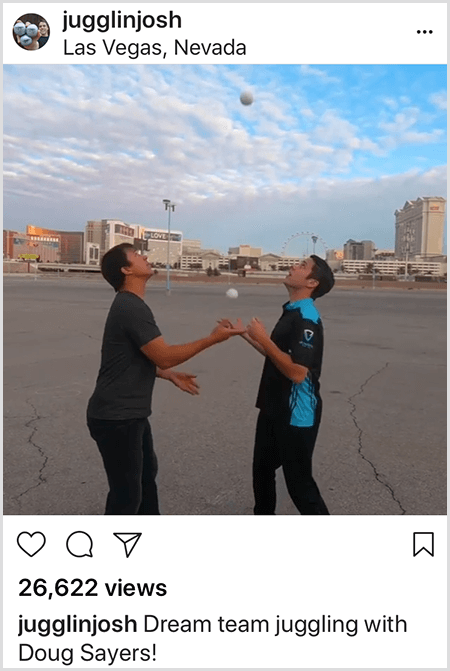 Ett Josh Horton Instagram-foto av samarbete med Doug Sayers. Överst på inlägget lokaliseras fotot i Las Vegas, Nevada. Två vita män står i ett tomt parti mot varandra medan de tittar upp på bollarna de jonglerar.