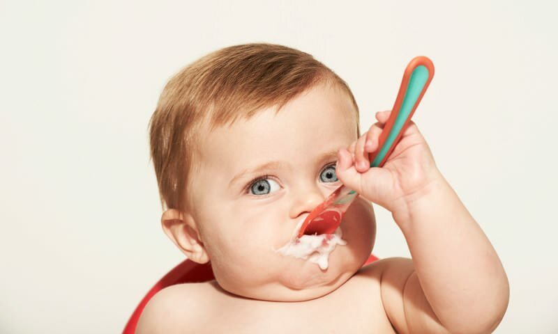Hur man ger yoghurt till spädbarn