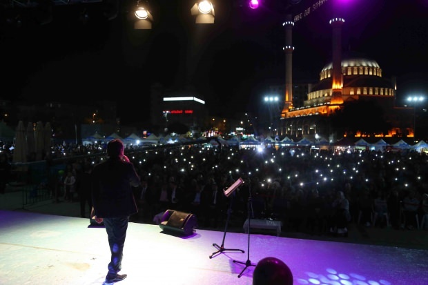 Den bosniska konstnären Zeyd Şoto och Eşref Ziya Terzi gav en konsert i Bağcılar 