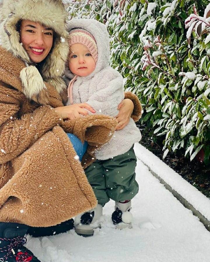 Snow pose med sin dotter Leyla från skådespelerskan Seda Bakan!