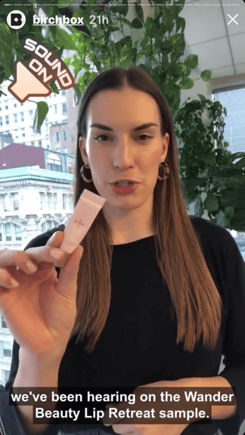 Använd ett sexstegs arbetsflöde för att skapa video för flera plattformar, exempel på vertikal video på sociala av @birchbox 