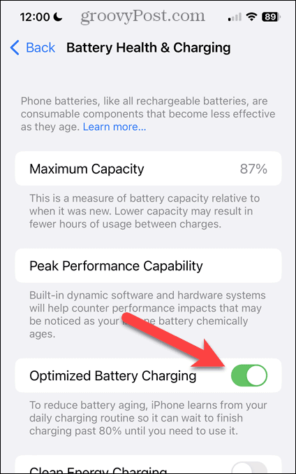 Aktivera eller inaktivera Optimerad batteriladdning på iPhone Battery Health & Charging-skärmen