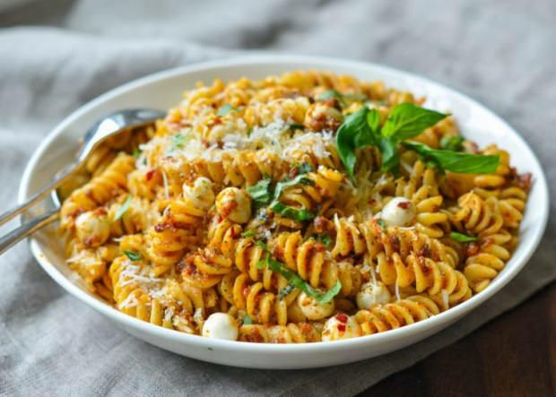 Hur man gör pasta med tomatsås? Det enklaste tomatpasta-receptet