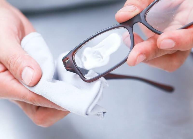 hur man tar bort repor på glasögonen