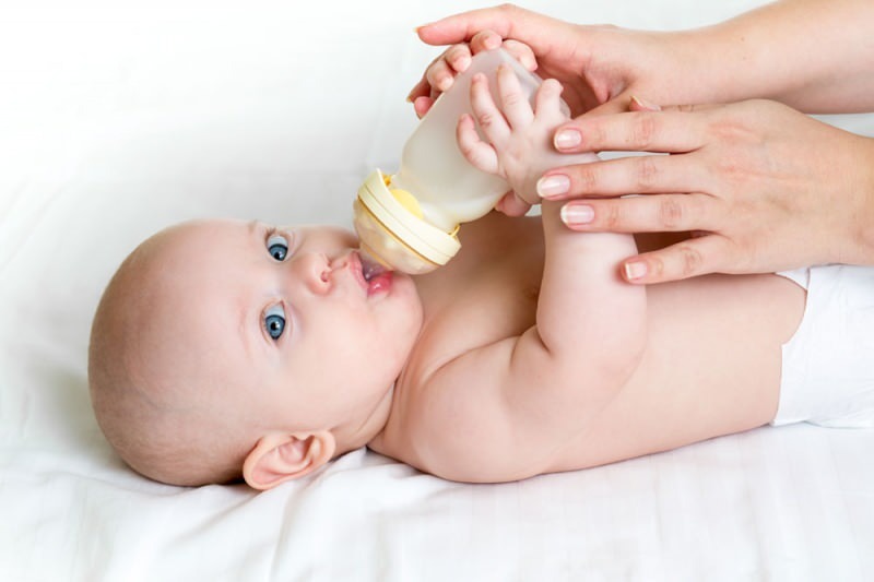 Nyfödda matning flaskan användning