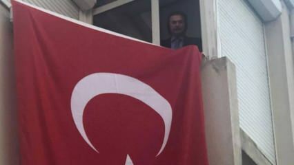 Orhan Gencebay läste National Anthem från fönstret i hans hus