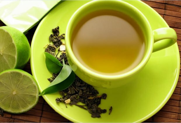 Lätt försvagad blandning av grönt te och mineralvatten