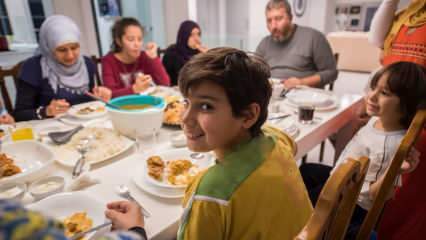 Oumbärlig tull med sahur och iftar som hålls med familjer i Ramadan
