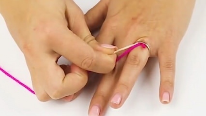 Hur tar man bort ringen som sitter fast i fingret?
