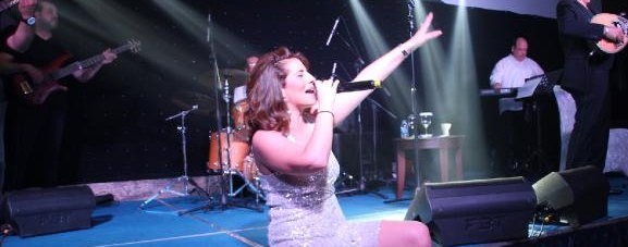 Den grekiska sångaren Anastasia Kalogeropoulou uppträdde i TRNC, förklarade förrädare