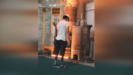 Den unga mannen bad med protesbenen i Hagia Sophia-moskén!