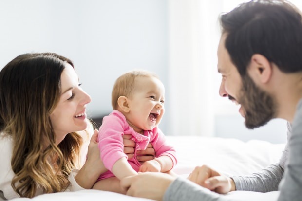 Vilka är stadierna för tal hos spädbarn?