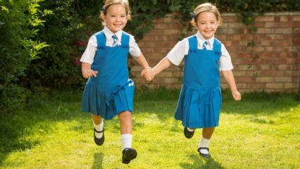 Bör tvillingssystrar studera i samma klass? Utbildning av tvillingbröder