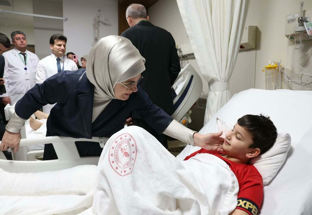 President Erdoğan och hans fru Emine Erdoğan besökte jordbävningsoffren