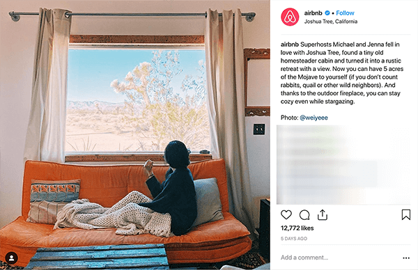 Detta är en skärmdump av ett Instagram-inlägg från Airbnb. Den berättar historien om ett par som är värd för människor hemma via Airbnb. På bilden sitter någon på en orange soffa under en beige stickad kastfilt och ser ut genom fönstret på ett ökenlandskap. Melissa Cassera säger att dessa historier är ett exempel på ett företag som använder sig av monsterplottet i sin marknadsföring på sociala medier.