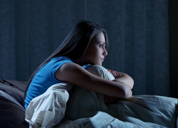 Överdriven trötthet och stress under dagen orsakar vaknar på natten och sömnlöshet nästa dag