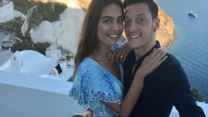 Mesut Özil och Amine Gülşe är förlovade