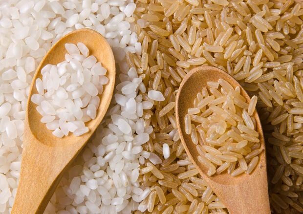 brunt ris med vitt ris