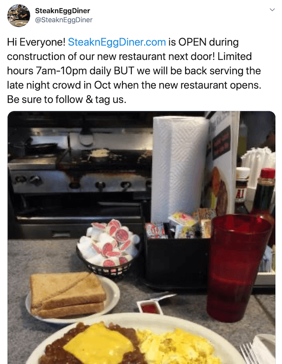 skärmdump av Twitter-inlägg av @steakneggdiner som twittrar begränsade timmar under byggandet av deras nya restaurang