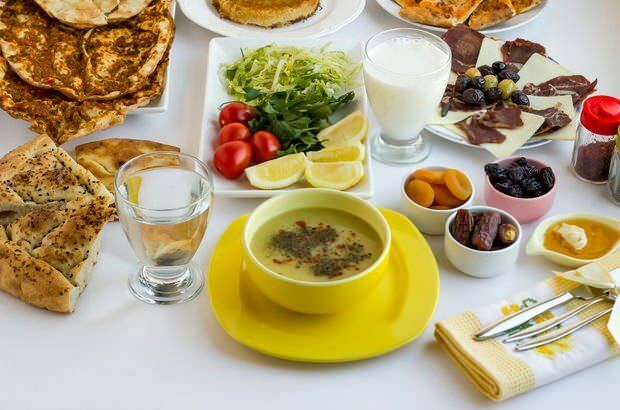 Det bör finnas soppa i iftar måltider. Soppa mjukar organ utan vatten.