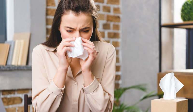 Rinnande näsa förekommer också vid allergisk ögonfeber. 