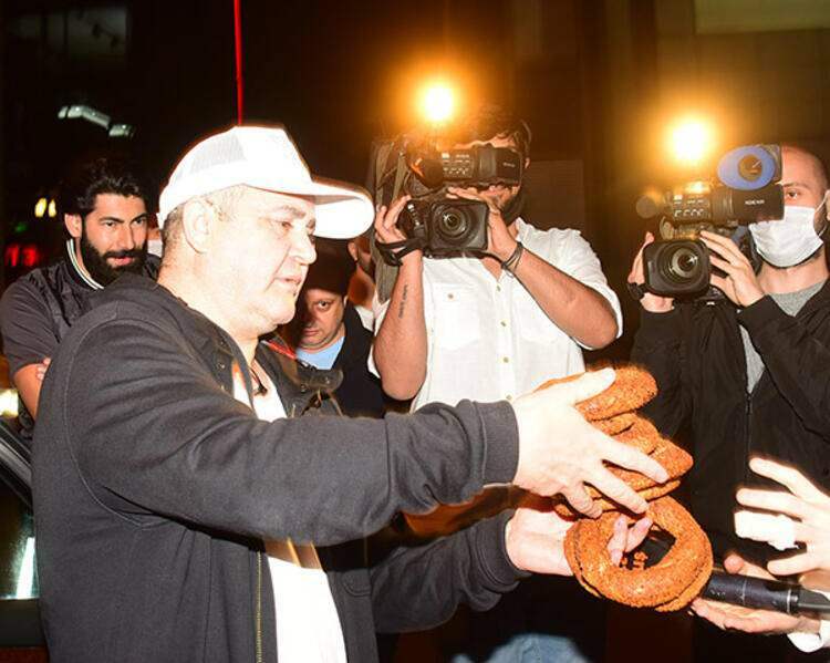 Şafak sezer distribuerar baglar till journalister