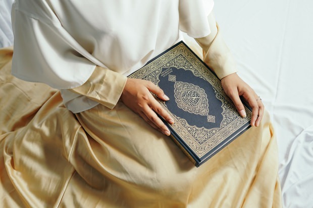 Vilken är belöningen för att ha läst Surah Kehf på fredag? Uttal och dygder av Surat al-Kahf på arabiska!