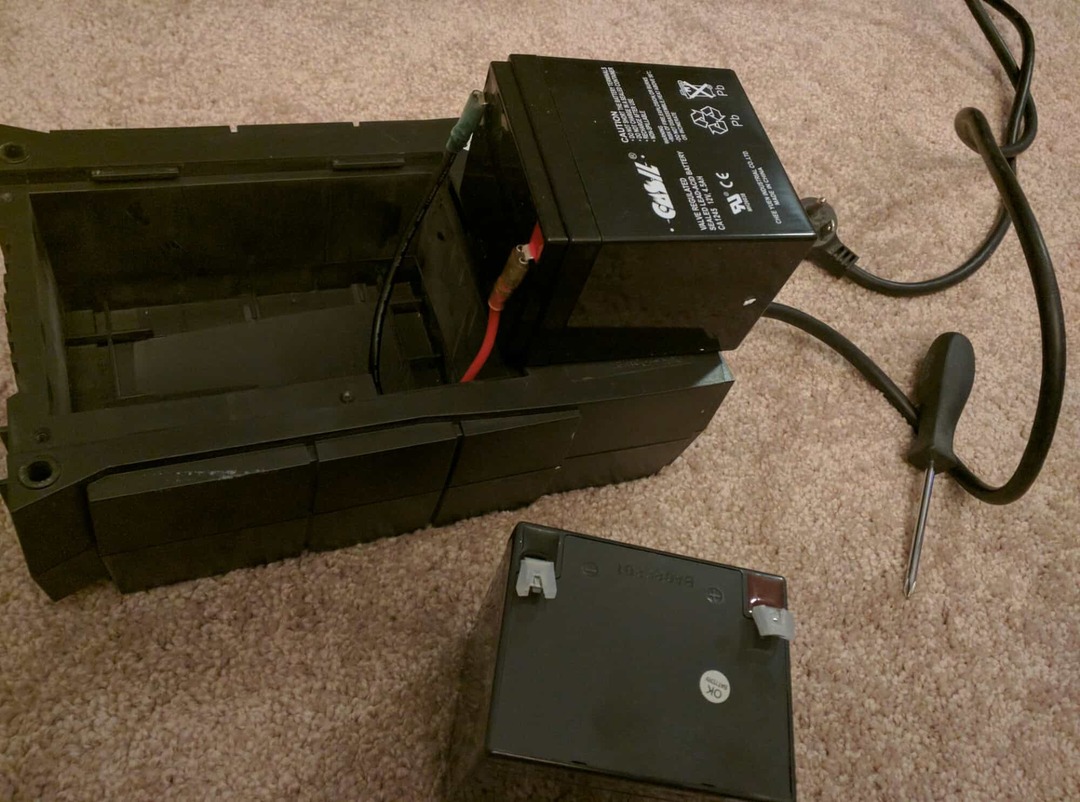 DIY-överspänningsskyddsreparation: Byt ut ditt eget UPS-batteri och spara $ 30 till $ 150