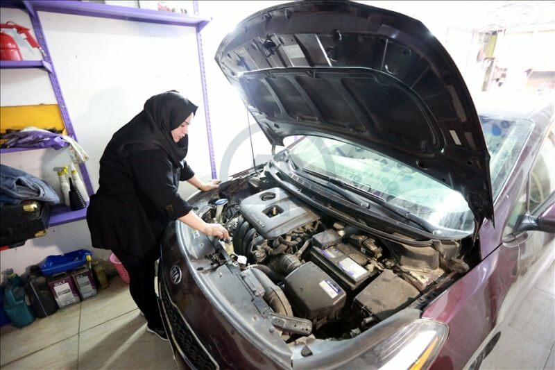Två universitetsexaminerade Um Rıza blir Baghdads första kvinnliga bilmekaniker