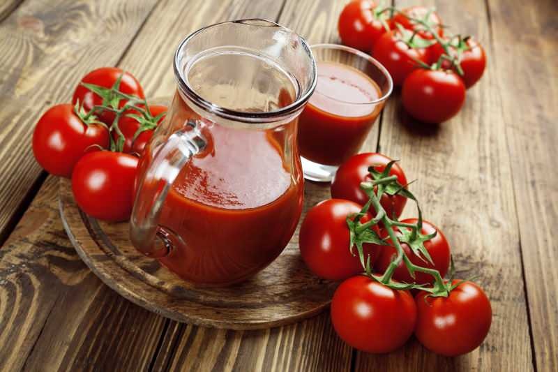 Livsmedel som selleri och morötter ökar fördelarna med tomatjuice.