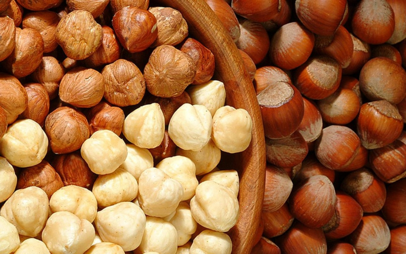 hasselnötter innehåller höga nivåer av vitamin E.