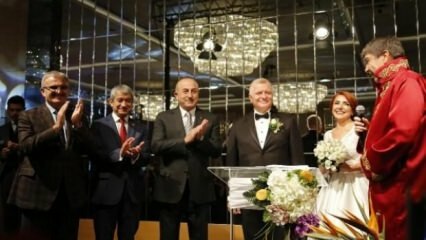 Utrikesminister Çavuşoğlu deltog i bröllopsceremonin i Antalya
