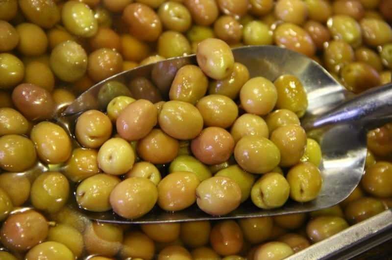 Mindre salta gröna oliver bör konsumeras istället för saltade gröna oliver