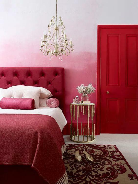 Röd och rosa sovrumsdekoration