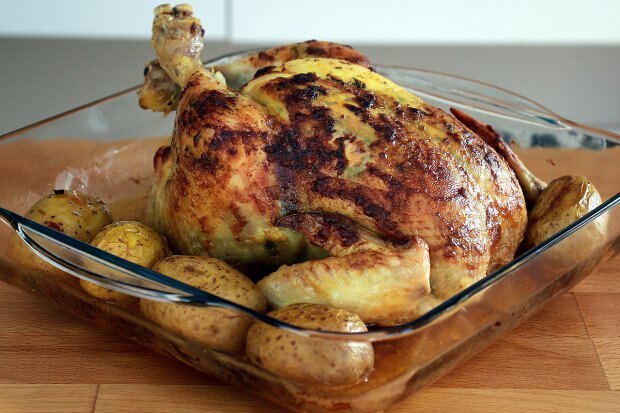 matlagning smaskiga hela kyckling