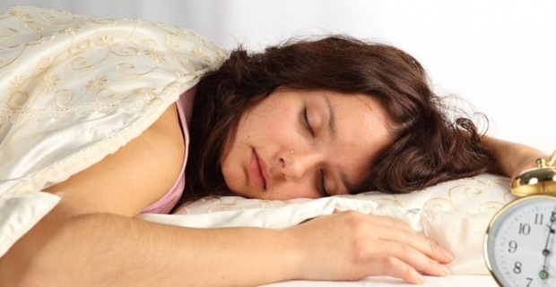 förhållanden som orsakar svettning under sömnen på natten