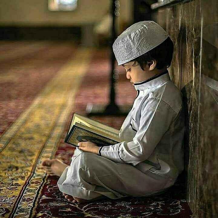 pojke som läser koranen