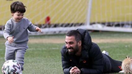 Överraskningsgäst i Galatasaray-träning! Arda Turan med sin son Hamza Arda Turan ...