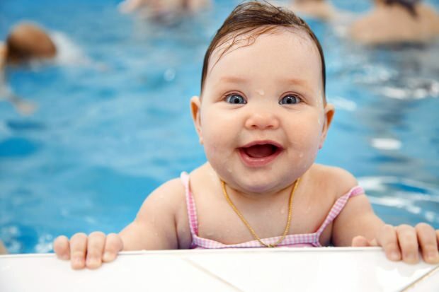 Kan barn simma i poolen eller havet?